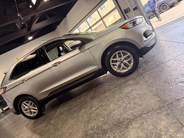 Photo of 2022 Iconic Silver Ford Edge