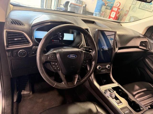 Photo of 2022 Iconic Silver Ford Edge