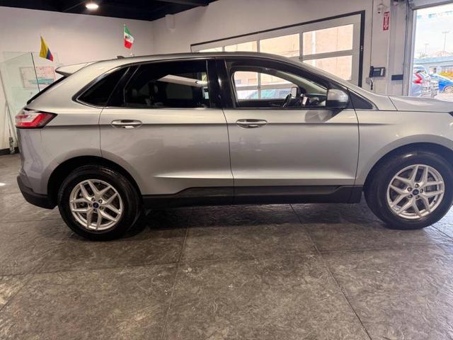 Photo of 2022 Iconic Silver Ford Edge