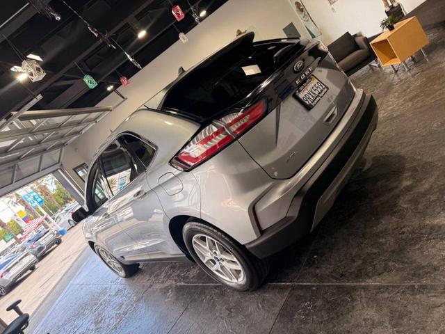 Photo of 2022 Iconic Silver Ford Edge