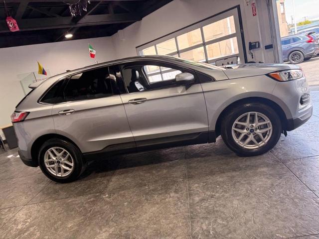 Photo of 2022 Iconic Silver Ford Edge