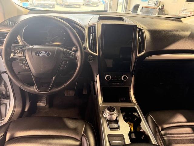 Photo of 2022 Iconic Silver Ford Edge