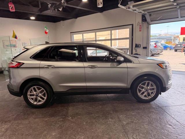 Photo of 2022 Iconic Silver Ford Edge
