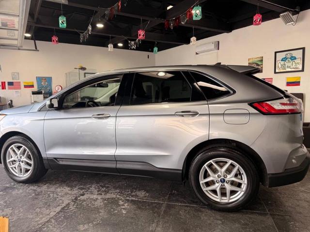 Photo of 2022 Iconic Silver Ford Edge
