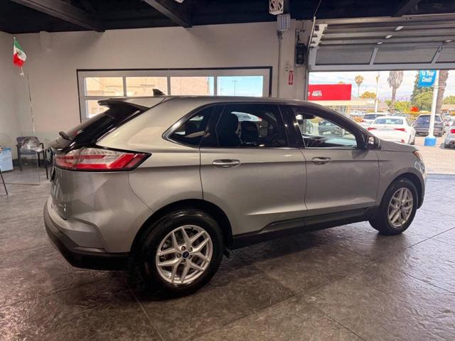 Photo of 2022 Iconic Silver Ford Edge