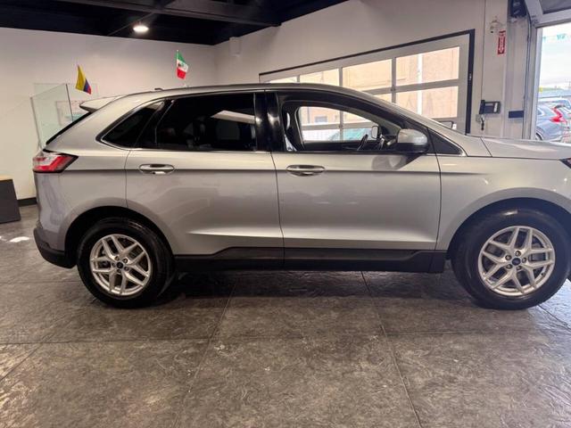 Photo of 2022 Iconic Silver Ford Edge