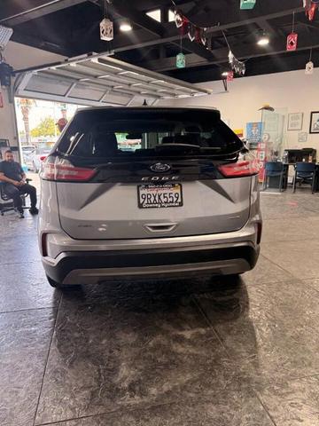 Photo of 2022 Iconic Silver Ford Edge