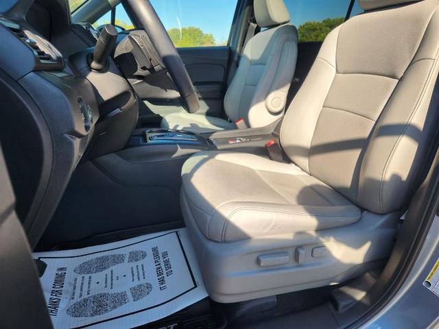 Photo of 2023 Silver Honda Passport
