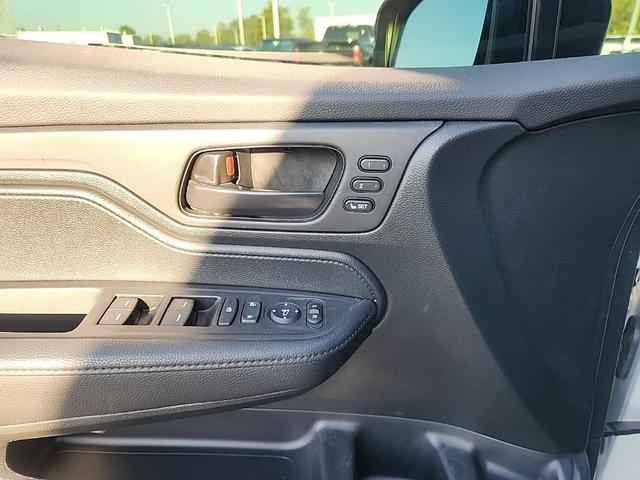 Photo of 2023 White Honda Odyssey