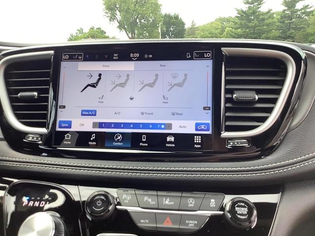 Photo of 2025 Diamond Black Chrysler Pacifica
