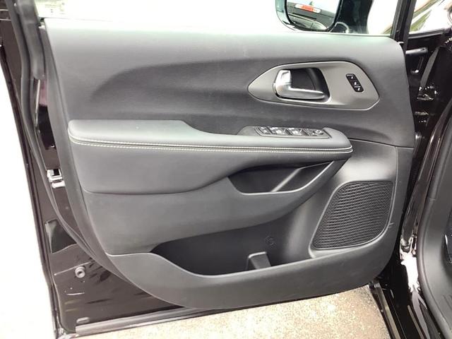 Photo of 2025 Diamond Black Chrysler Pacifica
