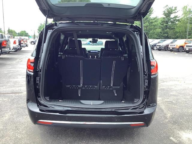 Photo of 2025 Diamond Black Chrysler Pacifica