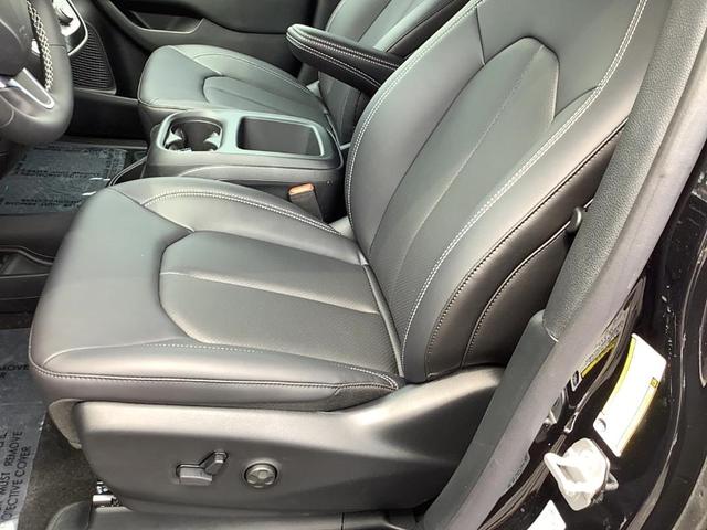 Photo of 2025 Diamond Black Chrysler Pacifica