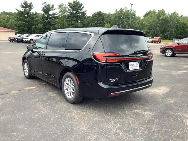 Photo of 2025 Diamond Black Chrysler Pacifica