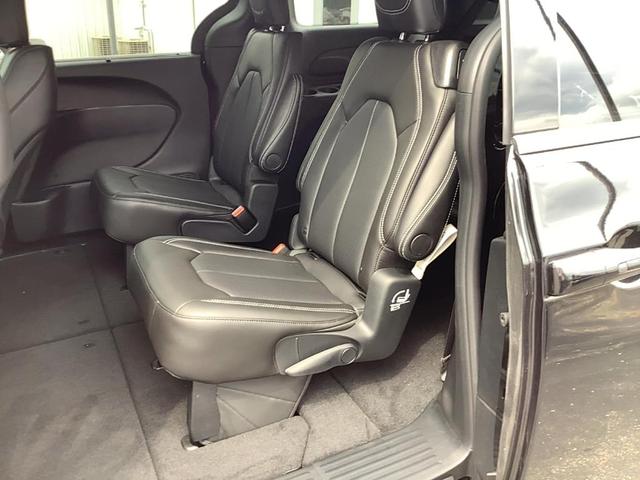 Photo of 2025 Diamond Black Chrysler Pacifica