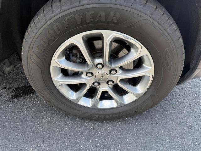 Photo of 2015 Gray Jeep Grand Cherokee