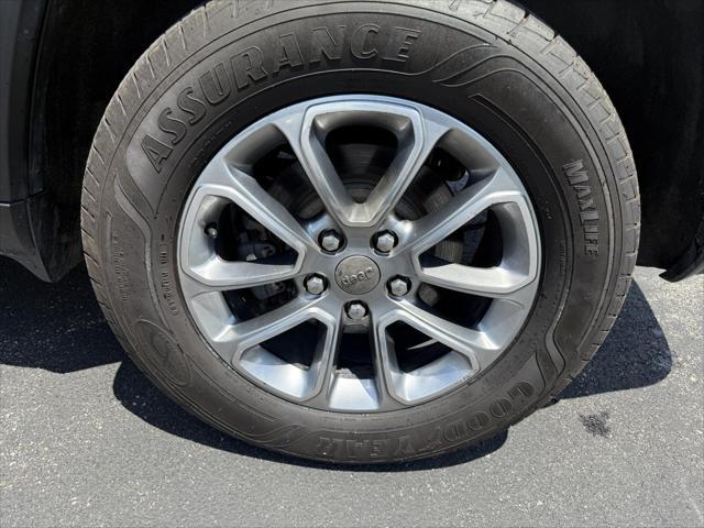 Photo of 2015 Gray Jeep Grand Cherokee
