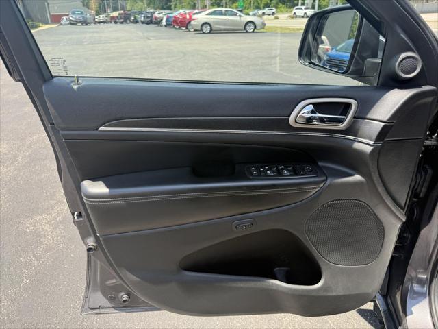 Photo of 2015 Gray Jeep Grand Cherokee