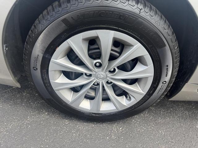 Photo of 2015 Gold Toyota Camry Hybrid