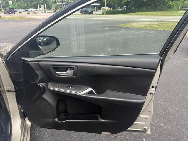 Photo of 2015 Gold Toyota Camry Hybrid