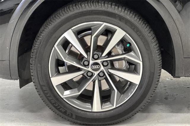 Photo of 2021 Brilliant Black Audi Q5