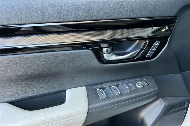 Photo of 2025 Platinum White Pearl Honda CR-V