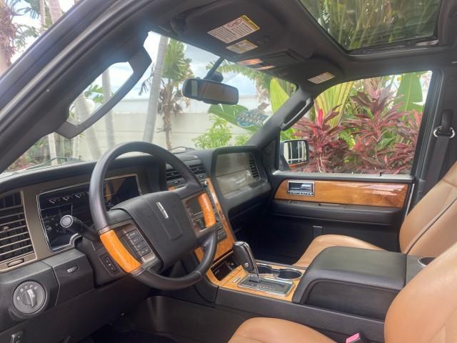 Photo of 2011 White Platinum Tri-Coat Metallic Lincoln Navigator