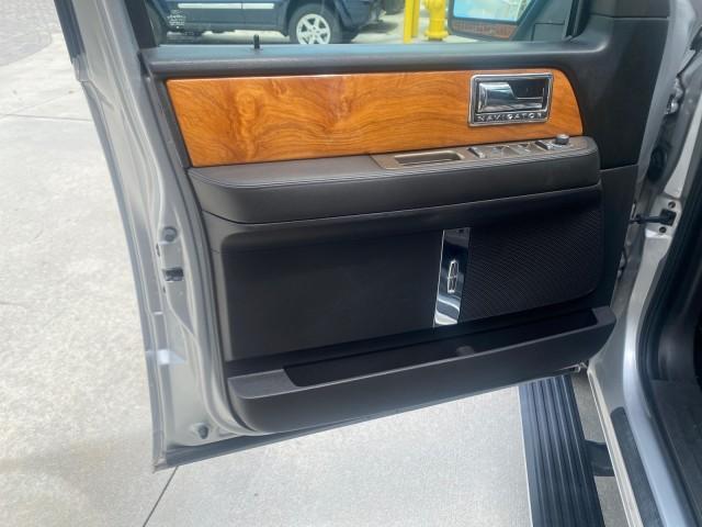 Photo of 2011 White Platinum Tri-Coat Metallic Lincoln Navigator