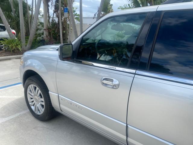 Photo of 2011 White Platinum Tri-Coat Metallic Lincoln Navigator