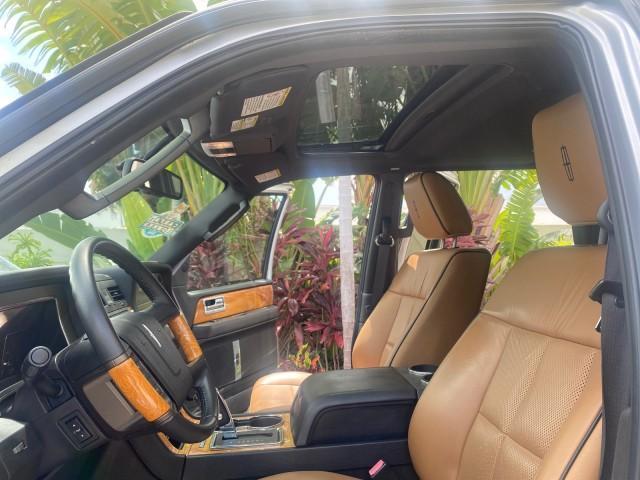 Photo of 2011 White Platinum Tri-Coat Metallic Lincoln Navigator
