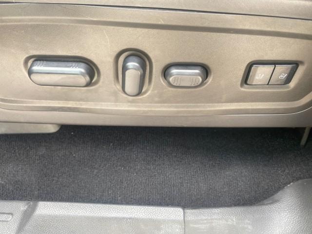 Photo of 2011 White Platinum Tri-Coat Metallic Lincoln Navigator
