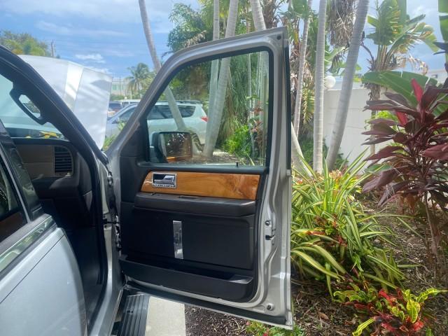 Photo of 2011 White Platinum Tri-Coat Metallic Lincoln Navigator