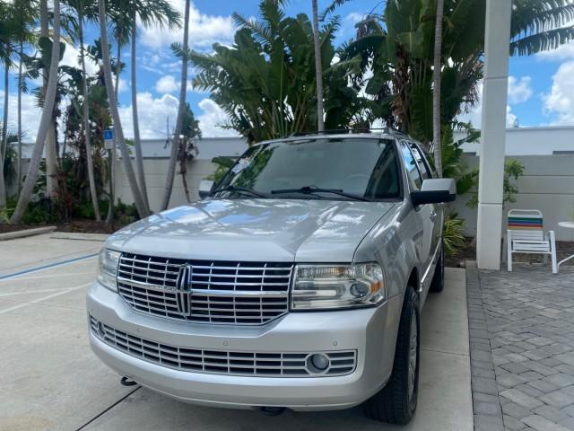 Photo of 2011 White Platinum Tri-Coat Metallic Lincoln Navigator