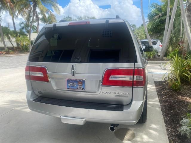 Photo of 2011 White Platinum Tri-Coat Metallic Lincoln Navigator