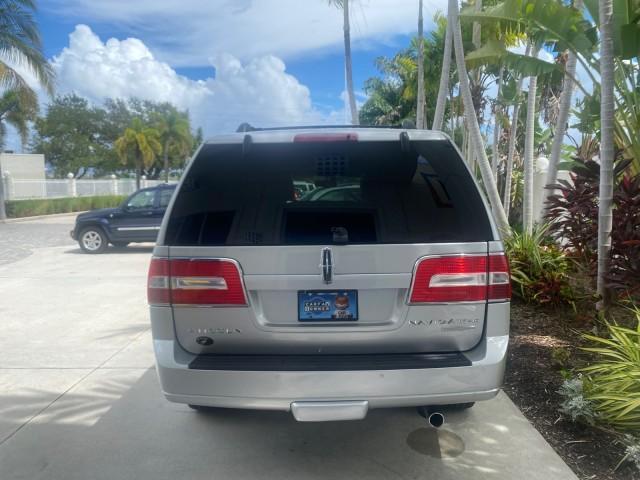 Photo of 2011 White Platinum Tri-Coat Metallic Lincoln Navigator