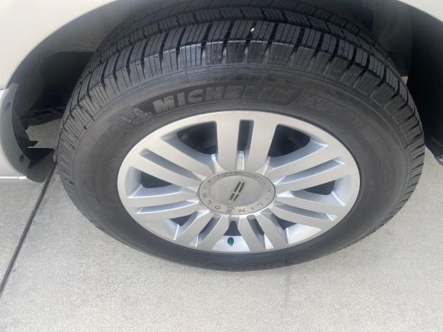 Photo of 2011 White Platinum Tri-Coat Metallic Lincoln Navigator