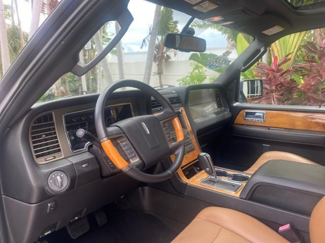 Photo of 2011 White Platinum Tri-Coat Metallic Lincoln Navigator
