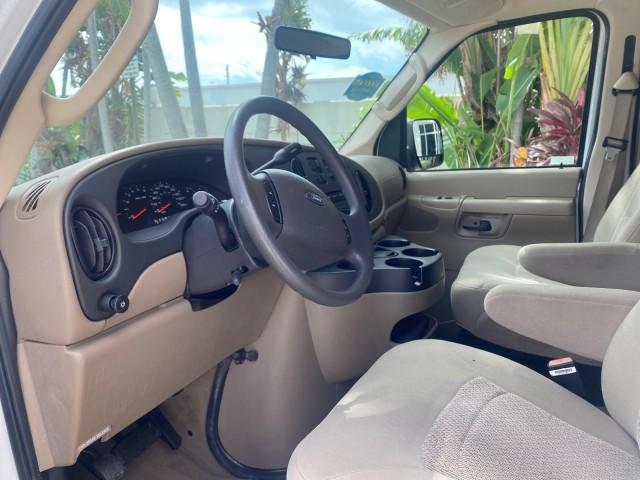 Photo of 2006 Oxford White Ford E150