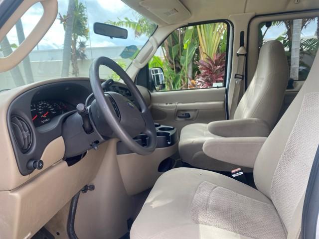 Photo of 2006 Oxford White Ford E150