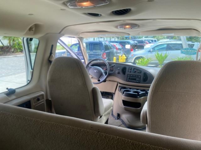 Photo of 2006 Oxford White Ford E150
