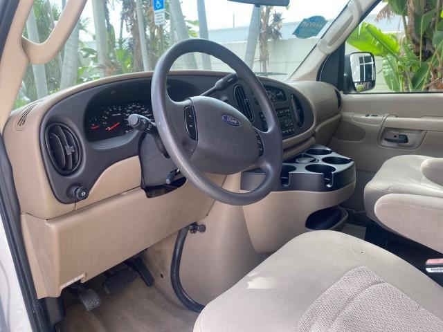Photo of 2006 Oxford White Ford E150