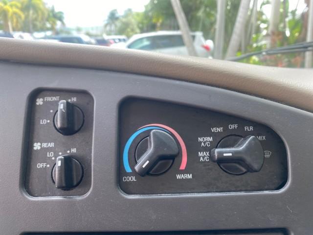 Photo of 2006 Oxford White Ford E150