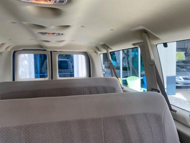 Photo of 2006 Oxford White Ford E150