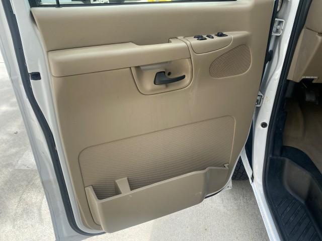 Photo of 2006 Oxford White Ford E150