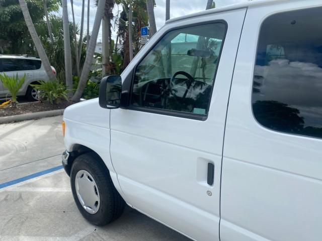 Photo of 2006 Oxford White Ford E150
