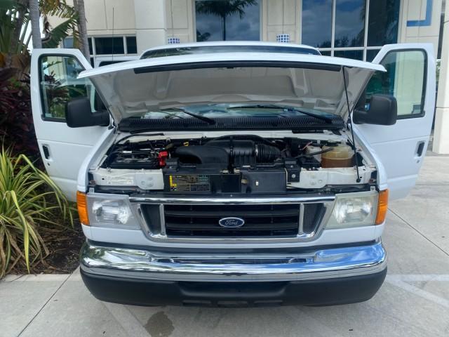 Photo of 2006 Oxford White Ford E150