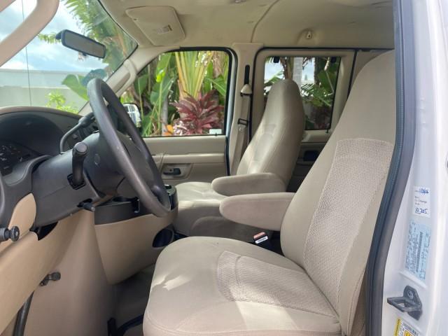 Photo of 2006 Oxford White Ford E150