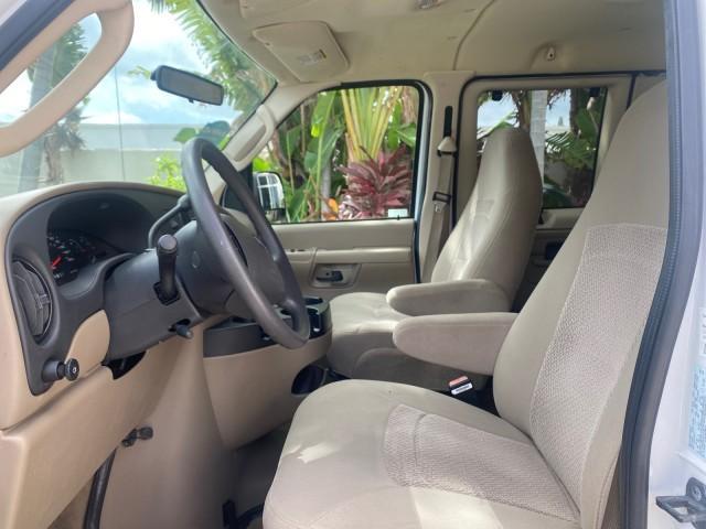 Photo of 2006 Oxford White Ford E150