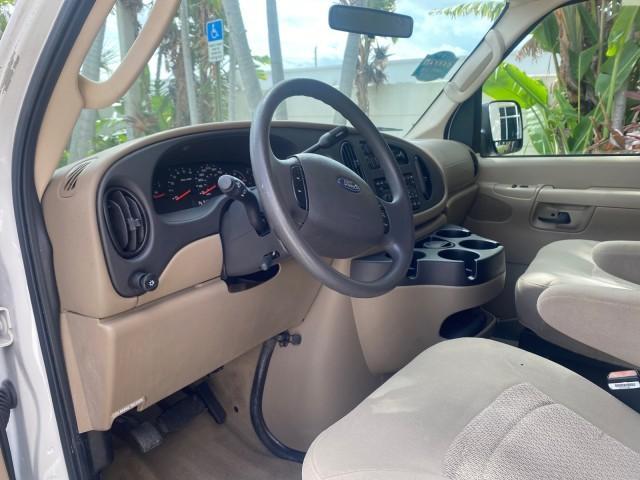 Photo of 2006 Oxford White Ford E150