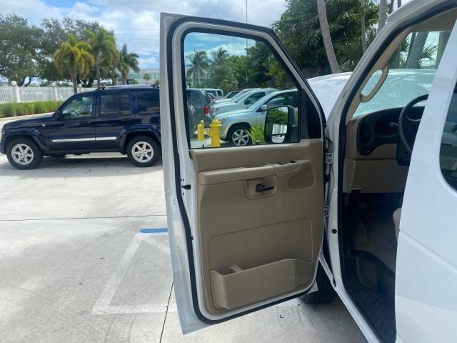 Photo of 2006 Oxford White Ford E150